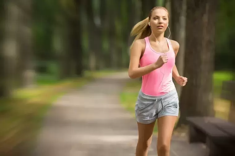 Meitene skrien lai zaudētu svaru