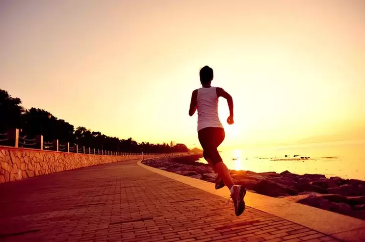 Pusstundu rīta skriešana efektīvai svara zaudēšanai