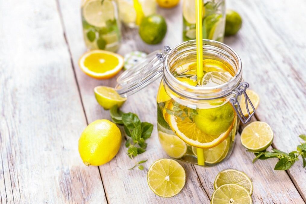 ūdens ar citronu svara zaudēšanai